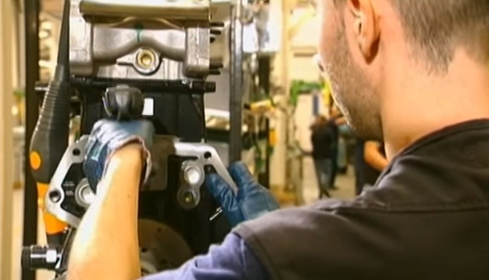 What does the stop to V6 diesel engines in the Stellantis factory in Cento mean?